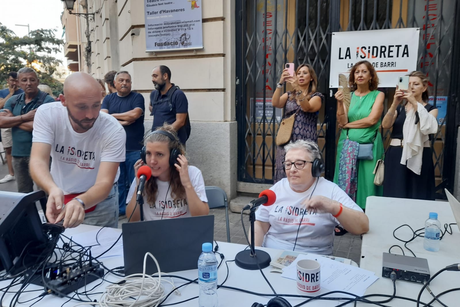 Joan, Fàtima i Conxi durant l'especial de La Isidreta Ràdio